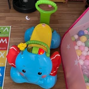 Plays music smoke free and animal free home